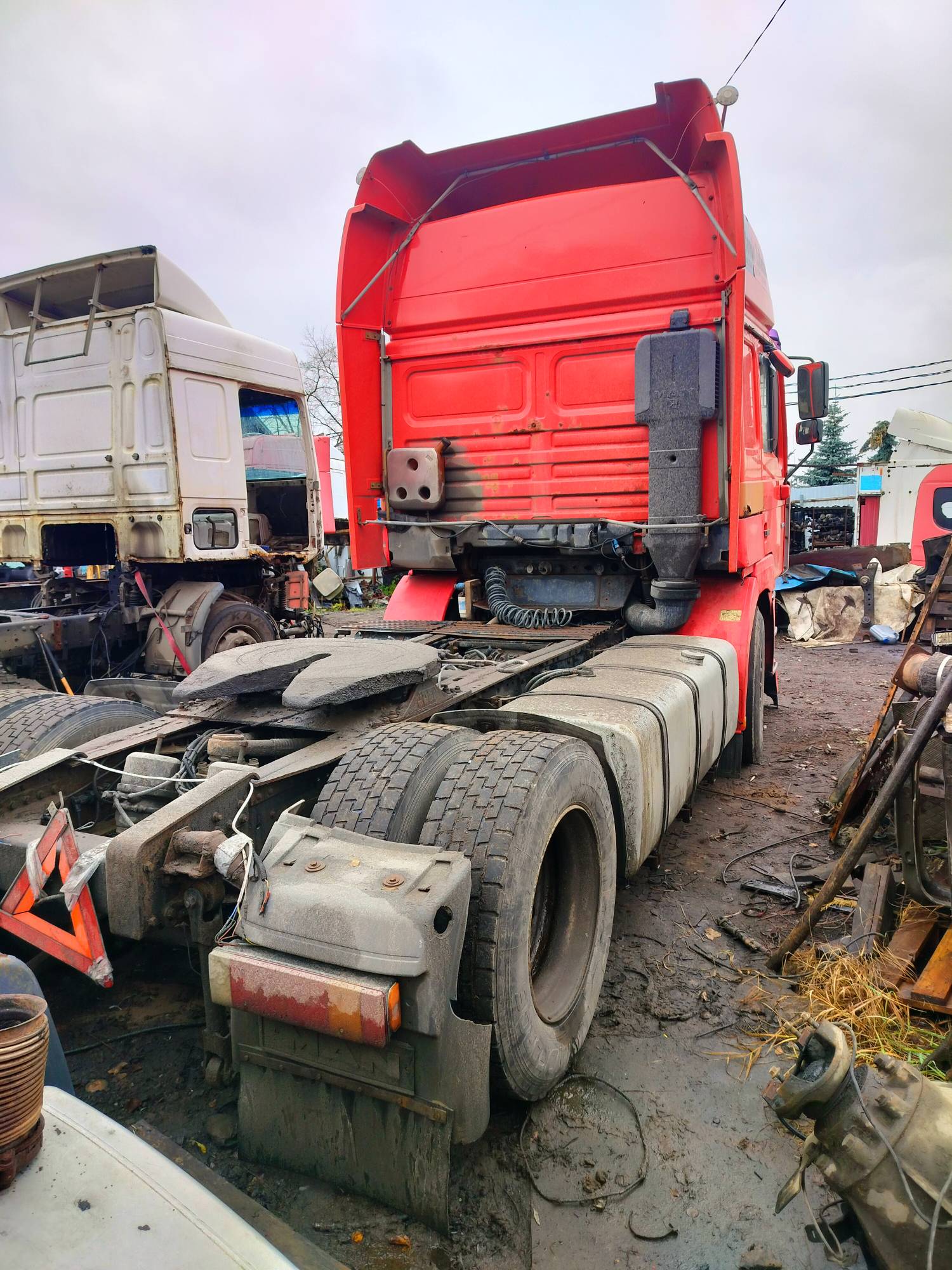 На разборку поступил MAN F2000 2000 г.в. Двигатель D2866LF34 4-х клапанные головки, КПП 16S181 с ретардой, редуктор HY13110 37/12 подвеска рессорная перед, сзади воздух. Кабина высокая, гнилая. Крыша в продаже.